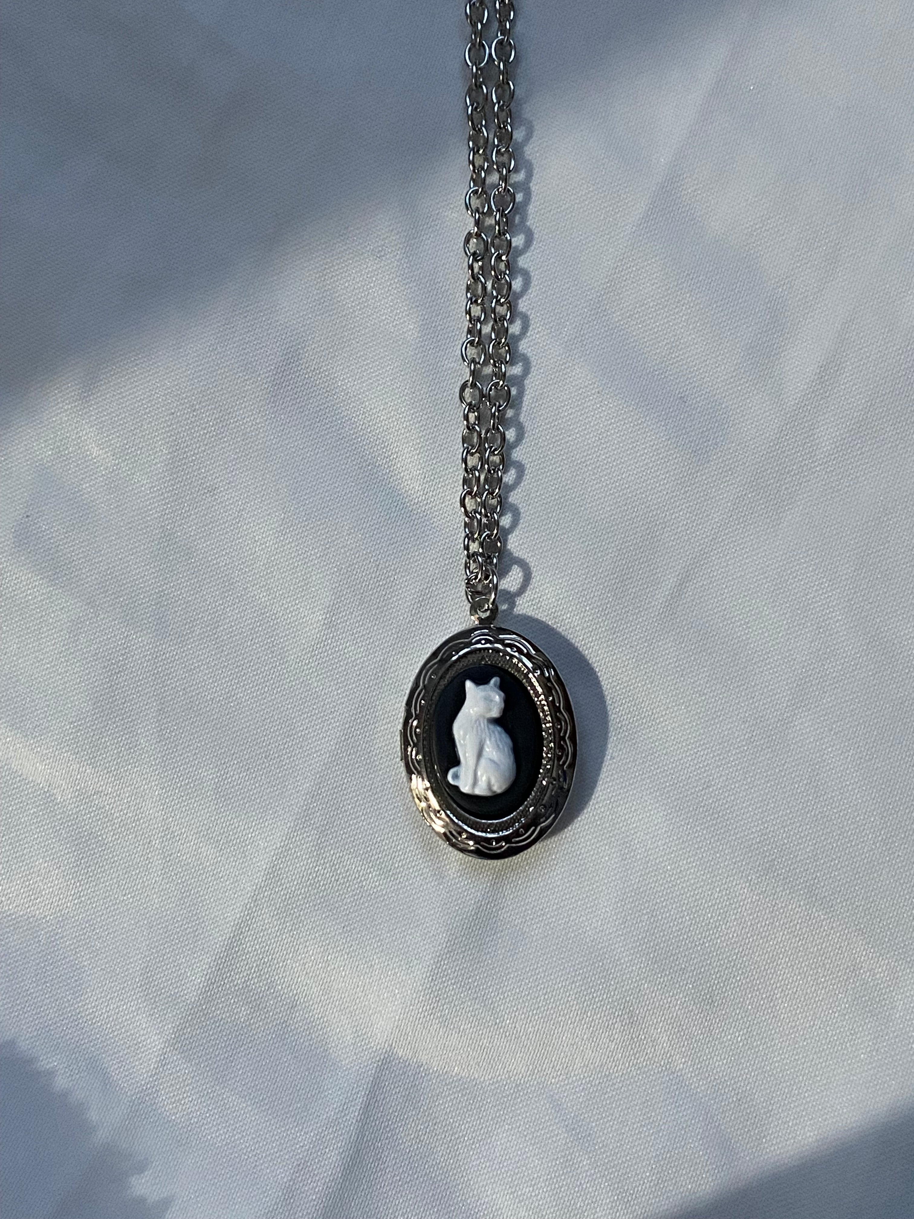 Kedili Açılır Kolye